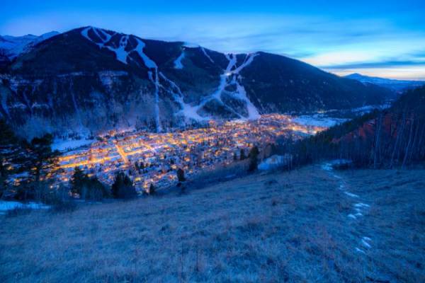 A view of the town of Telluride at dusk